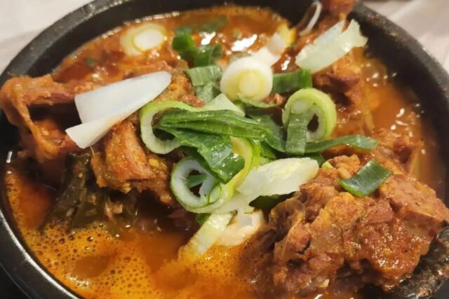 부드러운 살코기와 함께 국물 한 모금! 캬~ 소리 절로나는 뼈해장국 맛집 BEST5