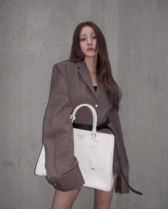 억소리나는대 예뻐 연예인들 애착 데일리백 등극한 프라다가방