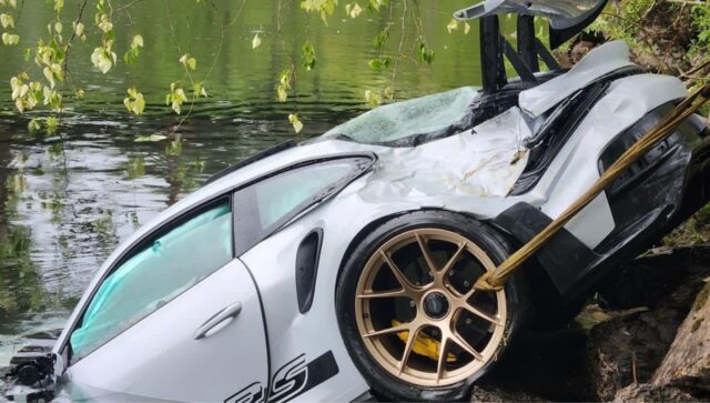 “출고 하루만에 어쩌다가…” 포르쉐 911 GT3 RS 강물 추락 사고
