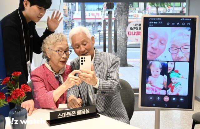 “스마트폰 배워서 손주들과 그룹콜 해요”