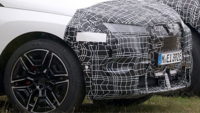더 날카롭고 커진 “BMW iX 위장으로도 못 가리는 그릴 디자인!”