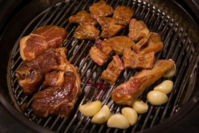 특유의 단 맛으로 입맛을 사로잡는 돼지갈비 맛집 BEST5