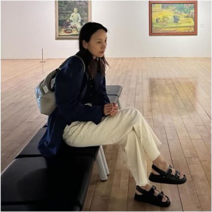 이효리 전시회룩 패션 메종마르지엘라 가방 지미추 여자 여름 샌들 추천