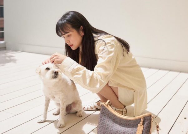 윤승아, 반려견 ‘틴틴이’와 함께한 촬영 현장 공개…”틴틴이의 귀여움 한 스푼~”