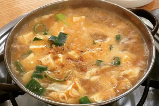 먹기 전부터 호불호가 갈리지만, 막상 먹으면 반한다는 청국장 맛집 BEST5