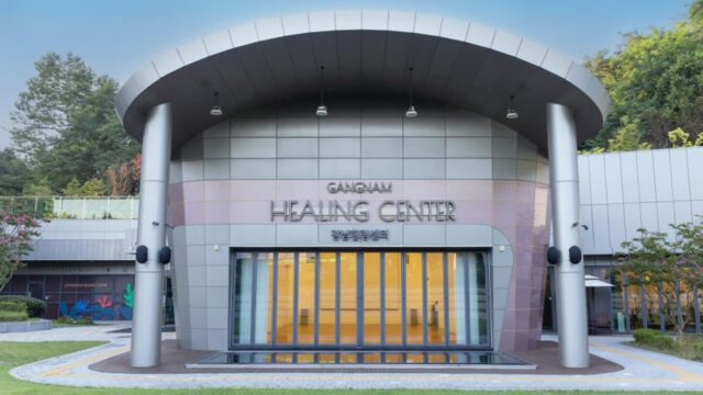 강남 한복판에 ‘휴대폰 전면 금지 구역’이 있다는데 무슨 일이?