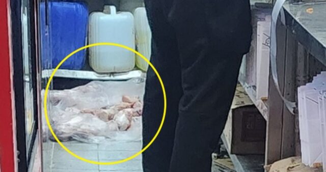 ‘생닭’ 주방 바닥에 방치하고 튀김 작업…유명 치킨 프랜차이즈 매장서 포착된 충격 장면