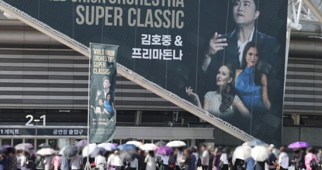 “마녀사냥당해, 아들 같아서 측은해”…김호중 콘서트장 찾아 환호·떼창 응원 보낸 찐팬들