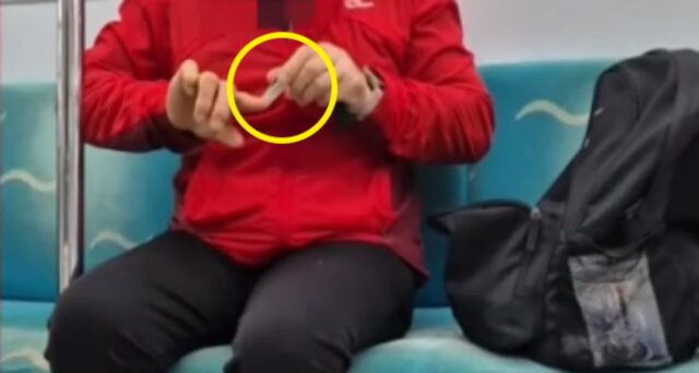 인천 지하철서 손톱 깎더니 바닥에 그대로 버린 ‘손톱 빌런’ 아줌마 (영상)