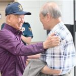 90살 할아버지, ‘다리 절단 위기’에 수술비 마련해 준 친구 와 50년만에 극적 상봉
