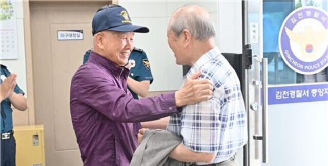 90살 할아버지, ‘다리 절단 위기’에 수술비 마련해 준 친구 와 50년만에 극적 상봉