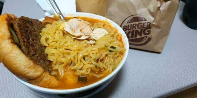 라면에 햄버거 ‘말아먹는’ 충격의 음식 조합…“비주얼부터 역겹다 vs 무슨 맛일지 궁금하다”