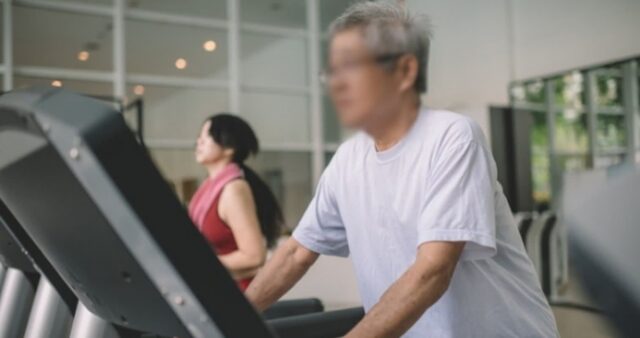 “아침에 헬스장 갔더니 ‘노인정’인 줄…30분씩 기구에 앉아 안 일어납니다”