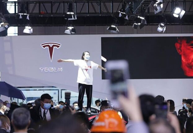 테슬라, 2021상하이오토쇼장에서 항의 여성에 대한 재판에서 승소