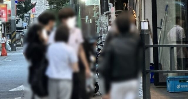 대낮에 교복 입고 담배 피우는 10대들로 가득한 요즘 잠실 먹자거리 상황
