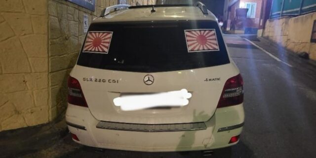 “유명한 차가 제 동네에”…논란의 ‘욱일기 벤츠’ 목격담 또 올라왔다