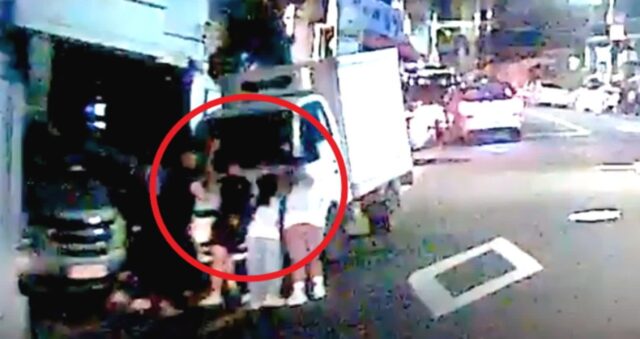 급경사에 주차된 트럭 미끄러지자 달려가 온몸으로 막고 버틴 고2 학생들