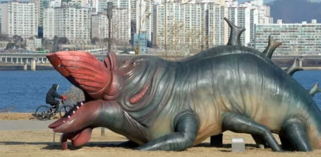 1억8천 들여 설치한 한강공원 ‘괴물’ 조형물… 1000만원 들여 철거