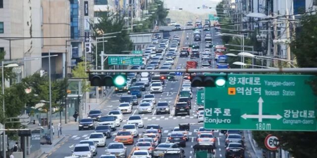 서울 강남대로서 횡단보도 건너던 여성.. 신호 위반 버스에 치여 사망