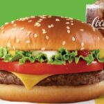 맥도날드 클래식 ‘치즈버거’ 레벨 업 했다!…가성비 버거로 떠오른 ‘토마토 치즈 비프버거’