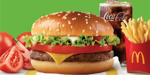 맥도날드 클래식 ‘치즈버거’ 레벨 업 했다!…가성비 버거로 떠오른 ‘토마토 치즈 비프버거’