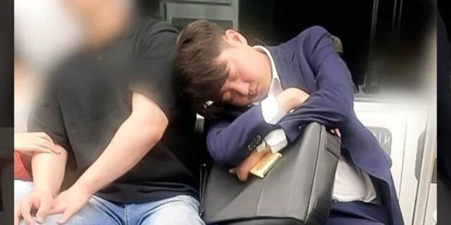 이준석, 지하철서 ‘떡실신 꿀잠’ 포착돼…“옆 승객 어깨에 기대 자더라”