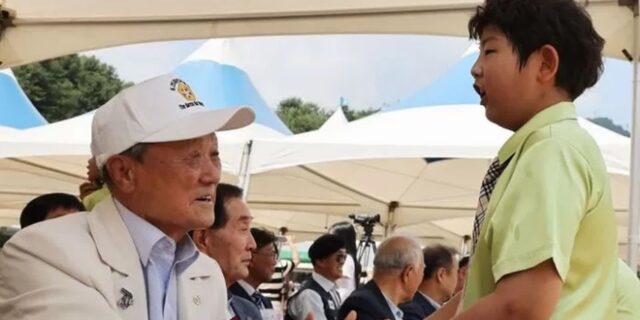 무더운 날, 초등학생이 6·25 참전용사 앞에서 한 행동…노병은 펑펑 눈물 흘렸다