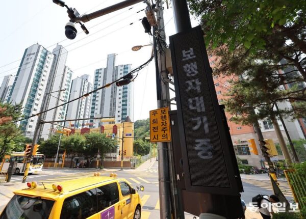 우회전 사고 막는 AI 알리미… 보행자에 “차량 진입중” 음성 경고