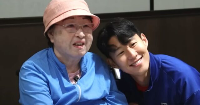 ‘흥민 바라기’ 치매 투병 할머니 직접 찾아가 친손자처럼 손 꼭 붙잡고 애교부린 손흥민 (영상)