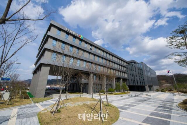 고용정보원, 대학 전공별 경력가이드 10종 발간…전공별 평균 40여명 노하우 수록