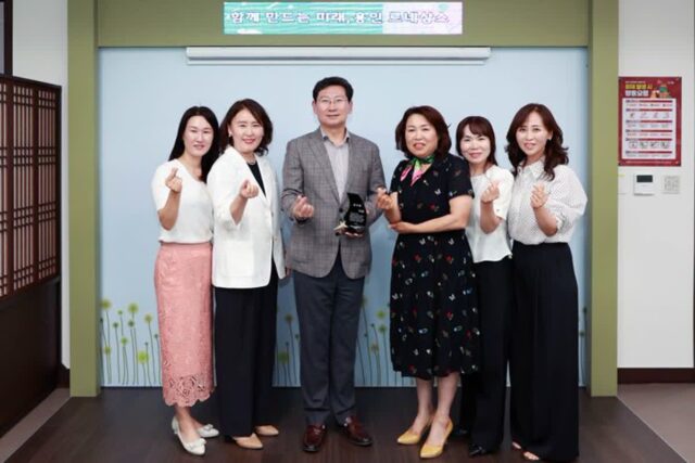 [용인 소식] 이상일 용인특례시장, (사)용인시어린이집연합회로부터 감사패 받아