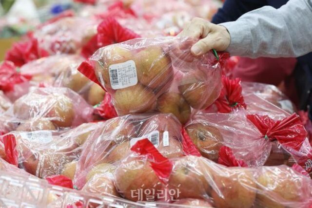 정부, 여름철 수급 불안 대비 농산물 2.8만t 확보…과일 수입 4만t 추가
