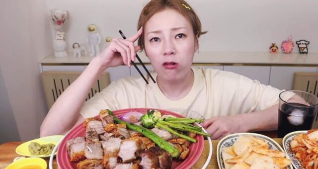 먹방 유튜버 ‘입짧은햇님’, 바싹 구운 삼겹살 먹다 돌연 방송 중단…충격적인 근황