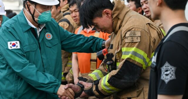 불 끄다 잿더미 뒤집어 쓴 상태로 화재 현장 방문한 윤석열 대통령과 악수하는 소방관들