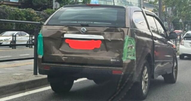 “청테이프로 후미등 붙이고 달리는 자동차, 도로 위 흉기 아닌가요…빌런 잡아주세요”