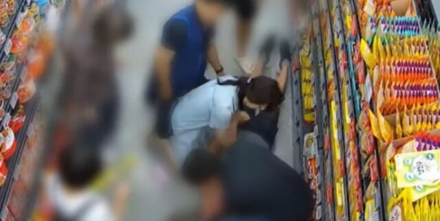 아빠 ‘쿵’ 쓰러지자 당황한 어린 딸…달려와 CPR 실시해 살리고 사라진 여성