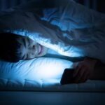 잠들기 전 ‘스마트폰’은 안 되고 ‘TV’는 되는 이유
