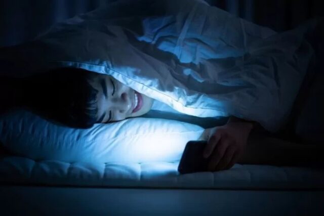 잠들기 전 ‘스마트폰’은 안 되고 ‘TV’는 되는 이유