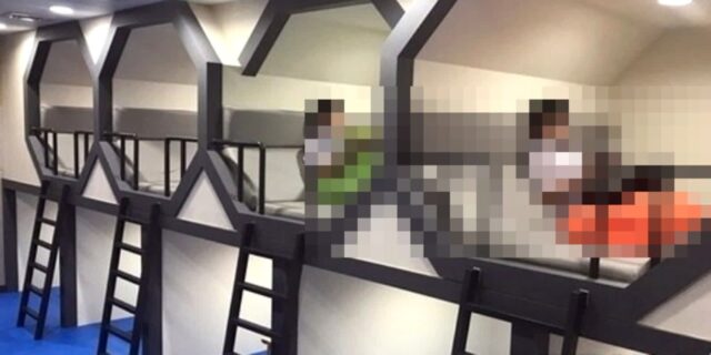“50대 아저씨·아줌마 커플이 ‘만화카페’서 옷까지 벗고 성행위…눈 버렸어요”