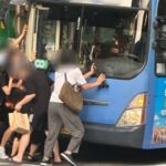70대 노인이 버스 바퀴에 깔리자…학생과 시민들이 순식간에 몰려들었다