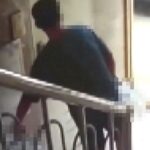 이 무거운 걸 왜 훔쳐 갔을까…택배기사가 배송샷 찍자마자 다시 가지고 튄 물건의 정체 (영상)