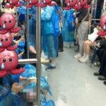 싸이 ‘흠뻑쇼’ 중단되자 젖은 우비 입고 지하철 탄 관객들… “지하철 물바다 됐습니다”