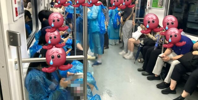 싸이 ‘흠뻑쇼’ 중단되자 젖은 우비 입고 지하철 탄 관객들… “지하철 물바다 됐습니다”