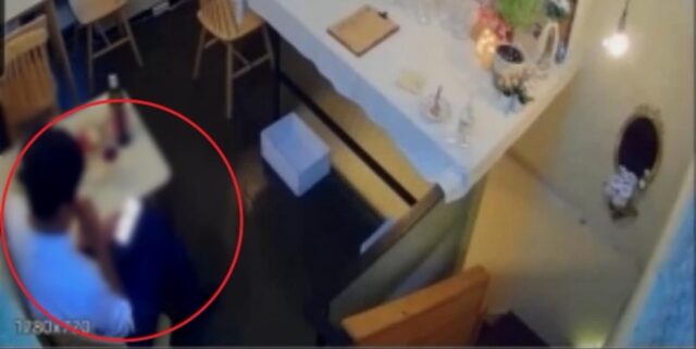 “아무도 없지?”… 음식점 구석에서 몰래 담배 피우는 진상 손님 (사진)