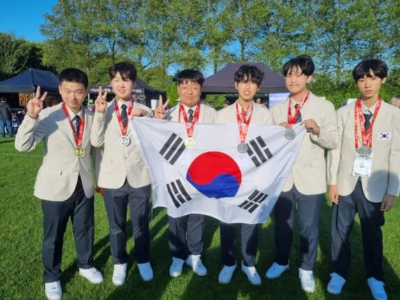 국제수학올림피아드 참가한 한국 학생 대표단 ‘메달’ 휩쓸었다… 금2·은4
