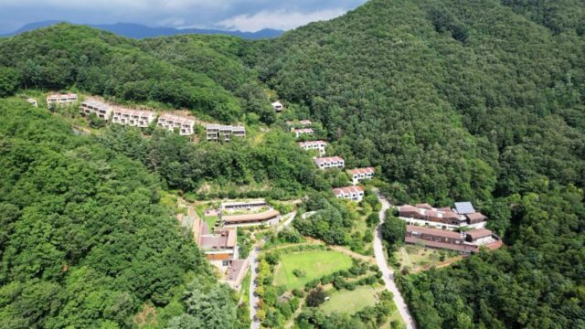 통신 아웃! ‘의도된 불편함’ 추구하는 디지털 무인도 ‘힐리언스 선마을’