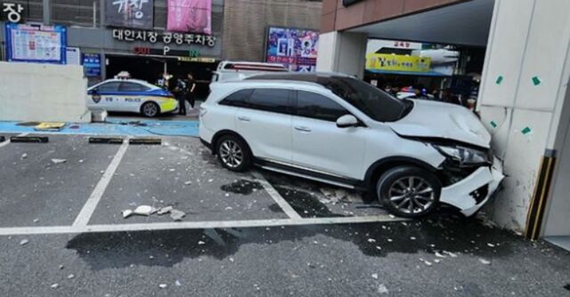 광주 시장서 건물로 돌진한 SUV 차량… 70대 운전자는 ‘급발진’ 주장