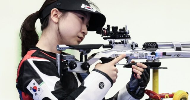 ‘16살’ 반효진, 10m 공기 소총서 금메달… 한국 100번째 금메달 주인공