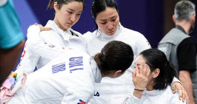 ‘세계랭킹 2위’ 여자 펜싱 에페 대표팀, ‘9위’ 프랑스에 지고 눈물 흘리며 국민들에 사과