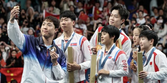 탁구 신유빈, 시상식서 북한 선수들과 ‘셀카’… 촬영은 ‘갤럭시 Z플립6’로 했다